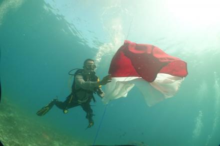 HUT RI ke-77, Polres Lombok Utara Kibarkan Merah Putih di Dasar Laut